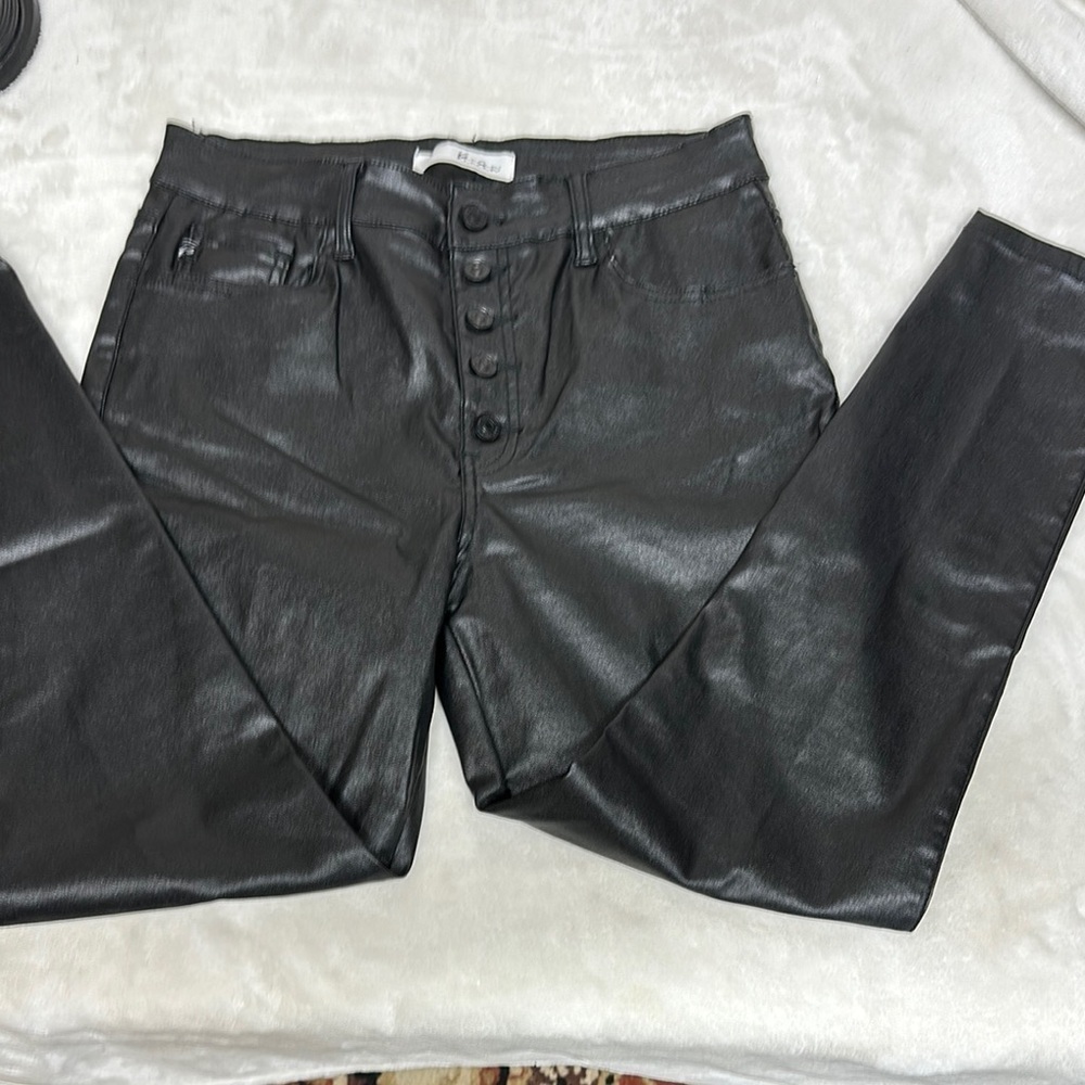 KanCan Black Cropped Ankle Pants with Sleek Finish
